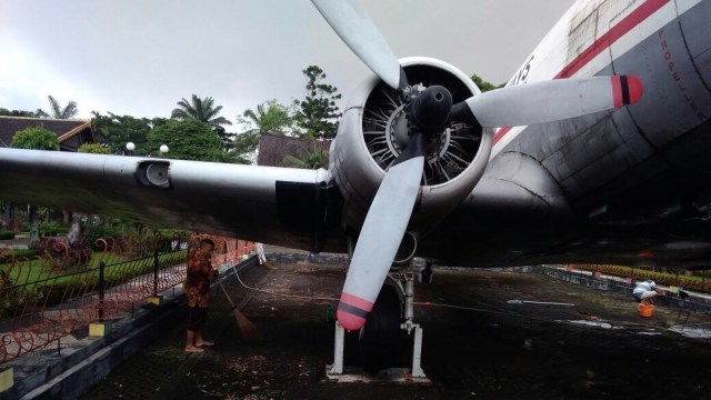 Proses bersih-bersih pesawat RI-001 (Foto: Dok. Anjungan Aceh TMII)