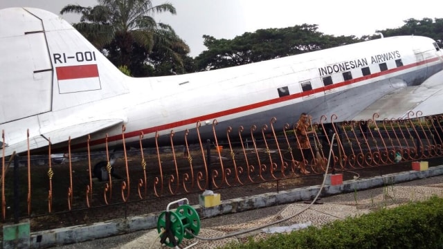 Proses bersih-bersih pesawat RI-001 (Foto: Dok. Anjungan Aceh TMII)