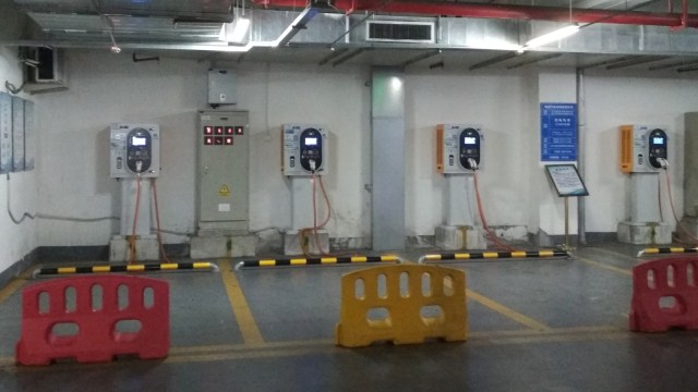 Mesin charging pile di area parkir kendaraan (Foto: Feby Dwi Sutianto/kumparan)