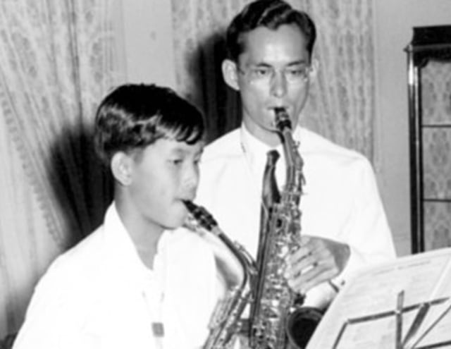 Bhumibol muda saat bermain saksofon (kanan) (Foto: wikipedia commons)