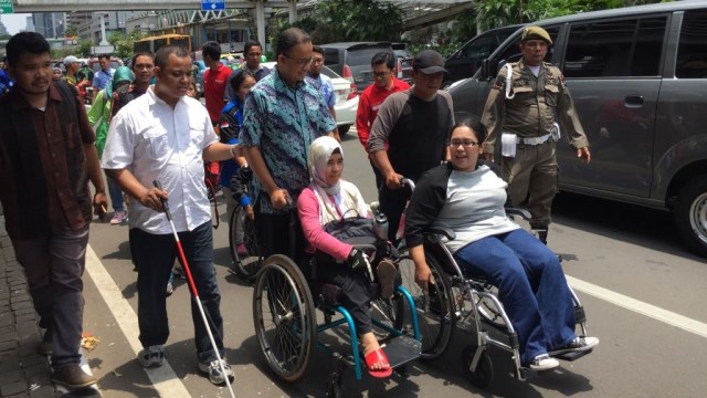 Anies Jalan kaki dengan disabilitas Foto: Moh Fajri/kumparan