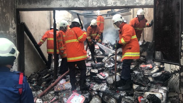 Gudang pabrik karton kemasan terbakar (Foto: Dok. istimewa)