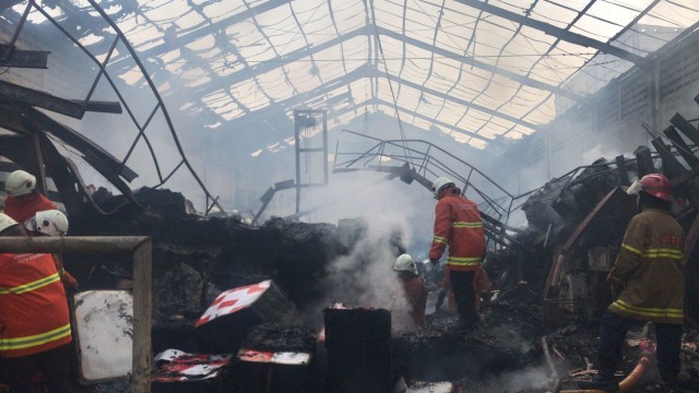 Gudang pabrik karton kemasan terbakar (Foto: Dok. istimewa)