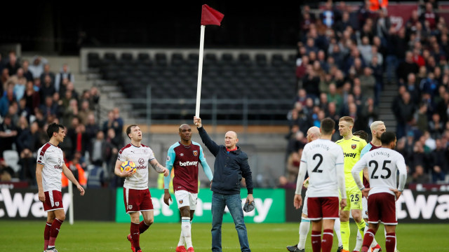 Salah satu suporter West Ham ke tengah lapangan. (Foto: REUTERS/David Klein )