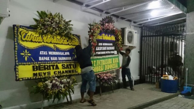 Karangan bunga duka cita untuk Hari Darmawan (Foto: Antara/Laily Rahmawaty)