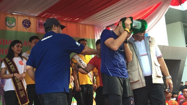 Sandiaga Uno terima ikan cupang di CFD Jakbar. (Foto: Mirsan Simamora/kumparan)