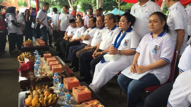 Titiek Soeharto bersama Dirut TMII: Tanribali Lamo (Foto: Rafyq Panjaitan/kumparan)