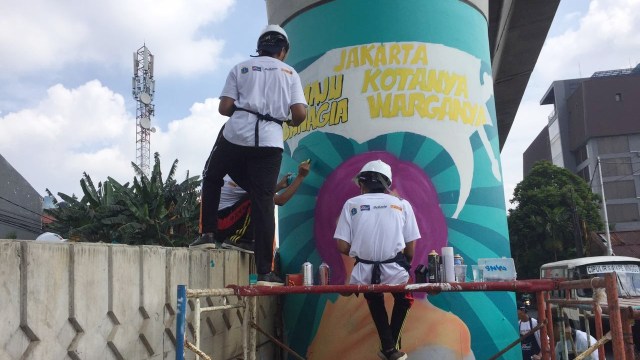 Pengecatan mural di jalan layang Antasari. (Foto: Raga Imam/kumparan)