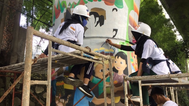 Pengecatan mural di jalan layang Antasari. (Foto: Raga Imam/kumparan)