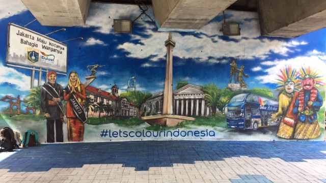 Pengecatan mural di jalan layang Antasari. (Foto: Raga Imam/kumparan)