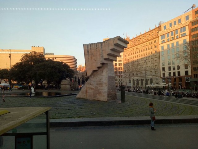 Plaza Catalunya yang mempesona (Foto: Rachmadin Ismail/kumparan)