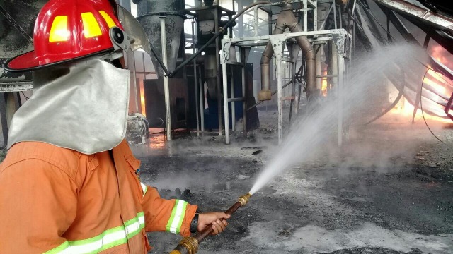 Kebakaran Pabrik Plastik di Pasuruan Menghanguskan Area Gudang