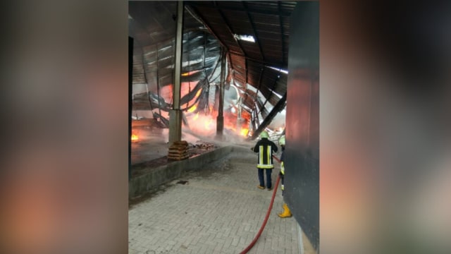 Kebakaran Pabrik Plastik di Pasuruan Menghanguskan Area Gudang (1)