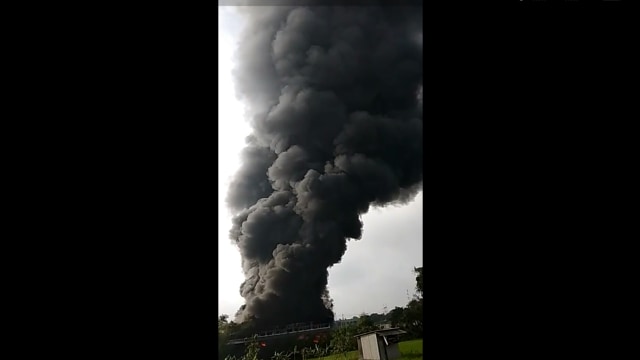 Kebakaran Pabrik Plastik di Pasuruan, Terdengar 3 Kali Ledakan