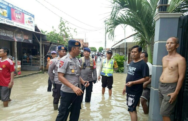 Kaden C Pelopor Sat Brimob Polda Jabar Tinjau Lokasi Banjir