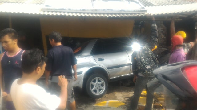 Mobil Seruduk Warung di Tegal, 2 Orang Terluka