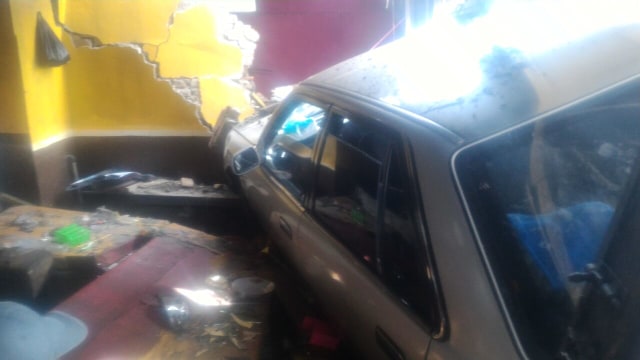 Mobil Seruduk Warung di Tegal, 2 Orang Terluka (1)