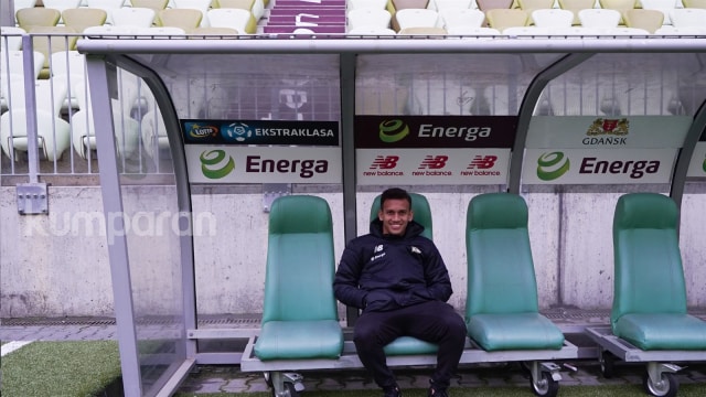 Egy Maulana di bench Lechia Gdansk. (Foto: Cornelius Bintang/kumparan)