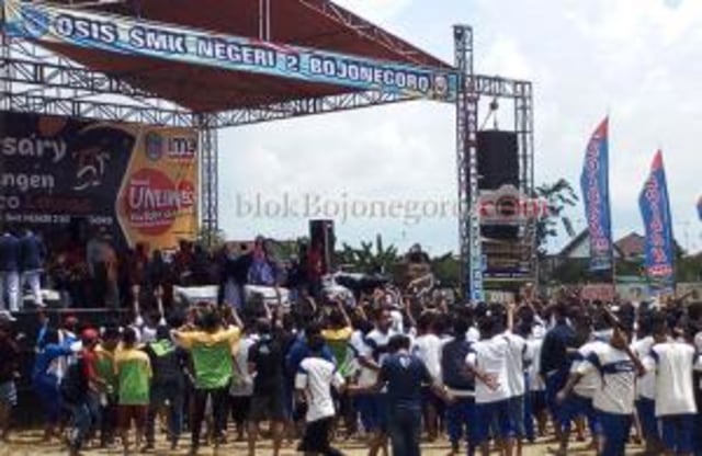 Puluhan Fans Om Adella Luar Bojonegoro Ikut Bergoyang Kumparan Com Beberapa jenisnya cocok untuk dijadikan tanaman hias. puluhan fans om adella luar bojonegoro