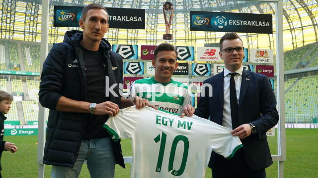 Egy diperkenalkan dan jajal lapangan Gdansk (Foto: Cornelius Bintang/kumparan)