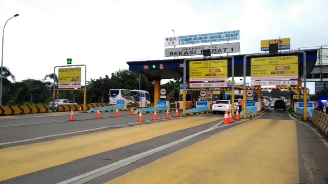 Kondisi Gerbang Tol Bekasi Barat I Foto: Yuana Fatwalloh/kumparan