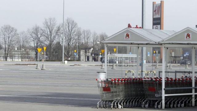 Supermarket Polandia tutup. (Foto: AP Photo/Czarek Sokolowski)