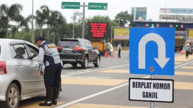Peraturan ganjil genap di pintu tol Bekasi Barat. (Foto: Iqbal Firdaus/kumparan)
