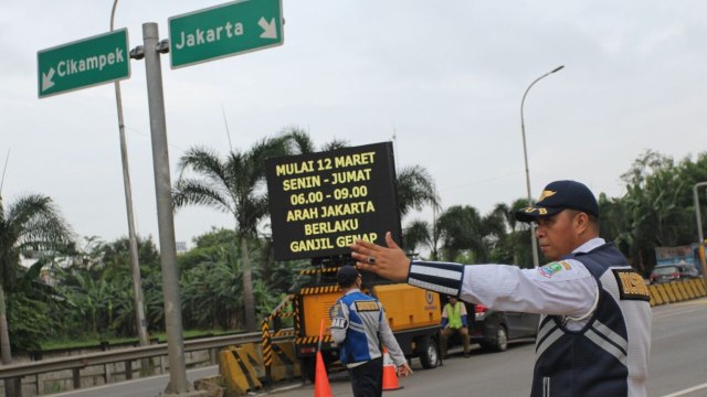 Peraturan ganjil genap di pintu tol Bekasi Barat. (Foto: Iqbal Firdaus/kumparan)