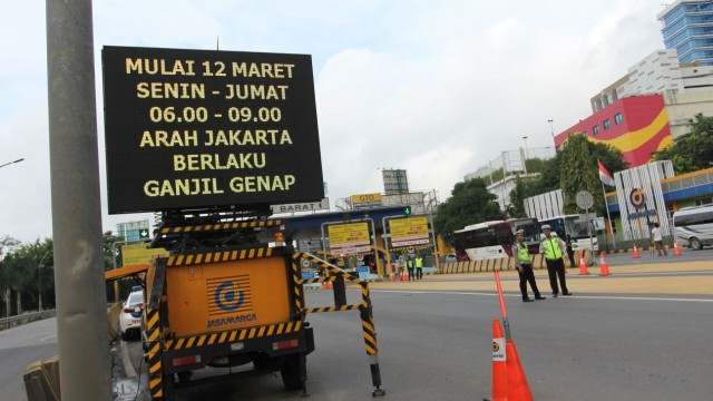 Peraturan ganjil genap di pintu tol Bekasi Barat. (Foto: Iqbal Firdaus/kumparan)