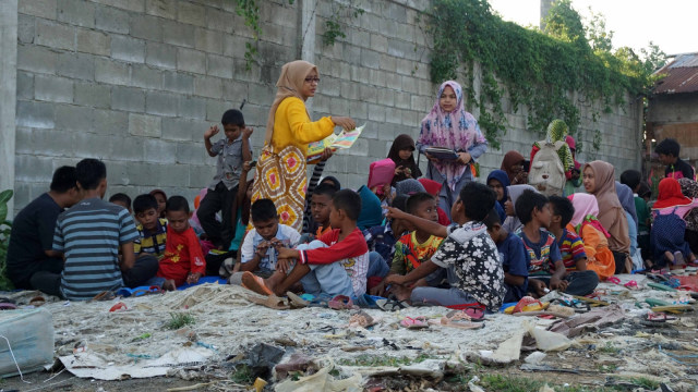 Anak-anak belajar di  TPA Lorong Ujong. (Foto: Zuhri Noviandi/kumparan)