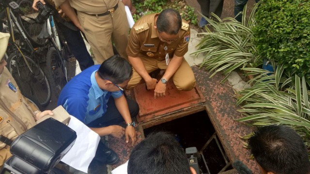 Gubernur DKI Jakarta Anies Baswedan inspeksi mendadak ke Hotel Sari Pan Pacific di Thamrin untuk mengetahui pengelolaan air pada bangunan tersebut. (Foto: Nabila Fatiara/kumparan)