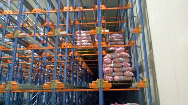 Bawang putih di Pergudangan Distribution Center (Foto: Ela Nurlaela/kumparan)