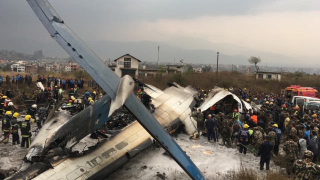 Pesawat jatuh di Nepal (Foto: AP Photo/Niranjan Shreshta)