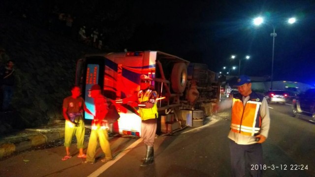 Kecelakaan bus Sanjaya di Tol Jatiasih. (Foto: Twitter @TMCPoldaMetro)