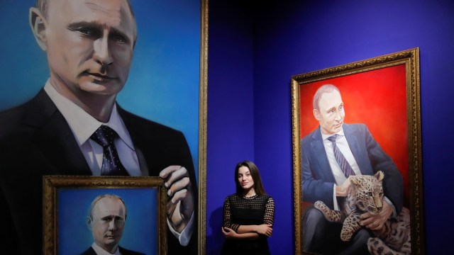 Yulia Dyuzheva, pendukung Vladimir Putin. (Foto: Reuters/Maxim Shemetov)