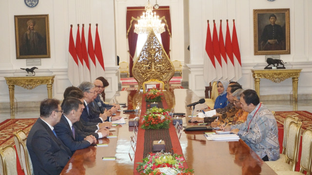 Jokowi dan Delegasi Senat Parlemen Kazakhstan. (Foto: Yudhistira Amran Saleh/kumparan)