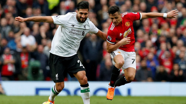 Alexis berduel dengan Emre Can. (Foto: Reuters/Andrew Yates)