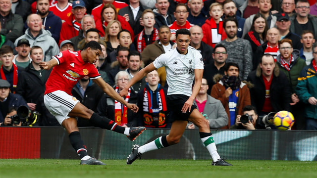 Rashford mencetak gol ke gawang Liverpool. (Foto: Reuters/Andrew Yates)
