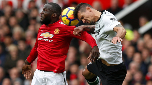 Lukaku memancing Lovren keluar. (Foto: Reuters/Andrew Yates)