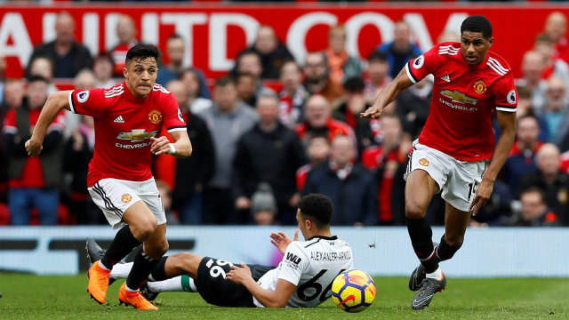 Alexis & Rashford memimpin serangan United. (Foto: Reuters/Andrew Yates)