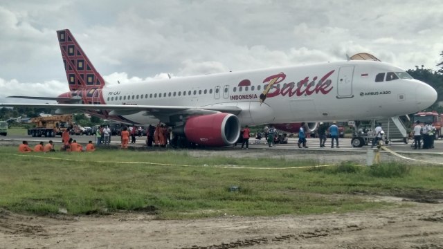 Evakuasi pesawat Batik Air di Manokwari. (Foto: ANTARA FOTO/Toyib Mardika)