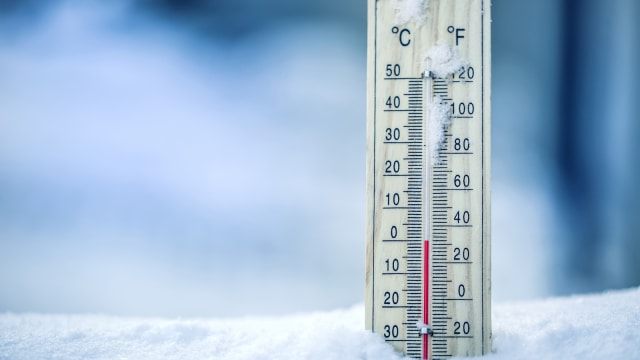 Ilustrasi mengukur suhu dengan termometer (Foto: Shutterstock)