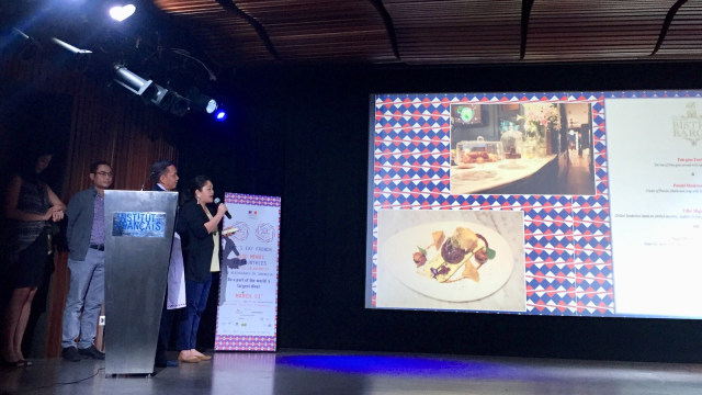 Penjelasan pihak restoran mengenai menu (Foto: Adisty Putri Utami/kumparan)