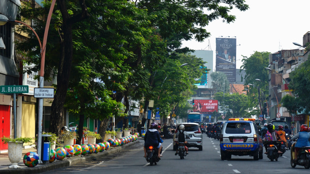 Bola warna-warni di trotoar Surabaya. (Foto: Phaksy Sukowati/kumparan)