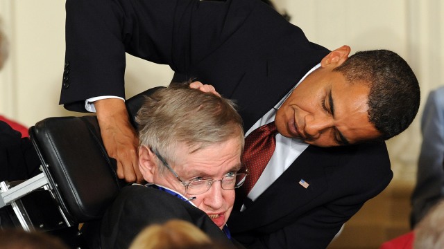 Stephen Hawking dan Barack Obama (Foto: AFP/Jewel Samad)