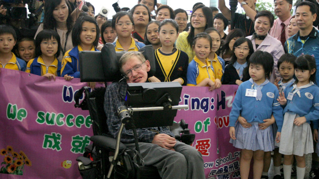 Stephen Hawking bersama anak-anak (Foto: AFP/Samantha Sin)