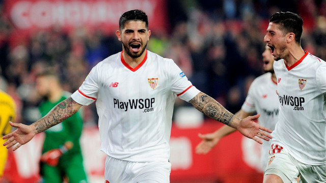 Banega merayakan gol. (Foto: AFP/Cristina Quicler)