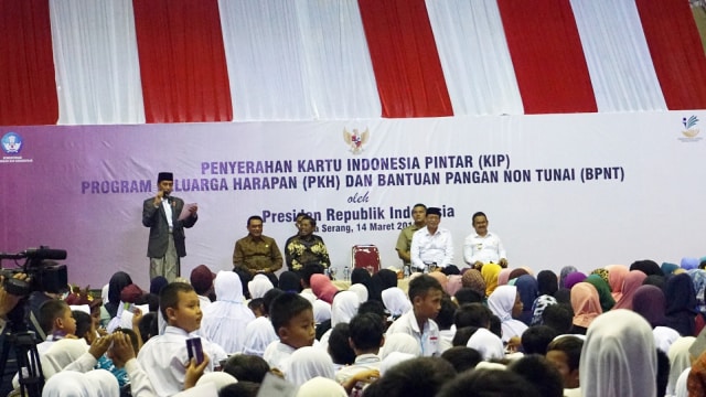 Jokowi di Acara Pembagian KIP dan PKH. (Foto: Yudhistira Amran Saleh/kumparan)