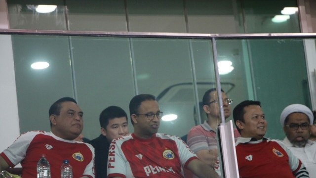 Anies Baswedan Nonton Persija Jakarta (Foto: Nabilla Fatiara/kumparan)