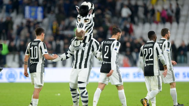 Pemain dan maskot Juventus rayakan kemenangan. (Foto: REUTERS/Massimo Pinca)